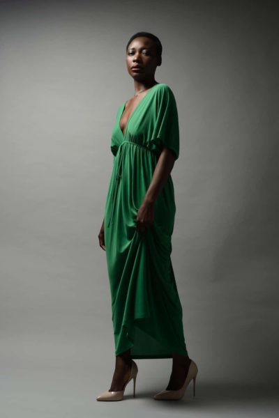 Aimée en robe verte photographiée en studio par le photographe de boudoir - Paris