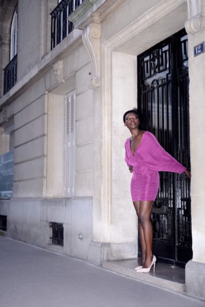 Aimée en robe violette photographiée dans la rue par le photographe de boudoir - Paris