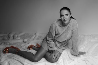 Angeline photographiée en studio par le photographe de boudoir - Paris