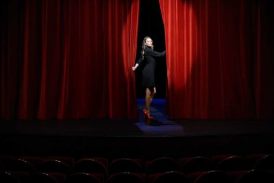 Kriss en robe noire et chaussures à talons rouges photographiée au Théâtre du Palais des Glaces par le photographe de boudoir - Paris