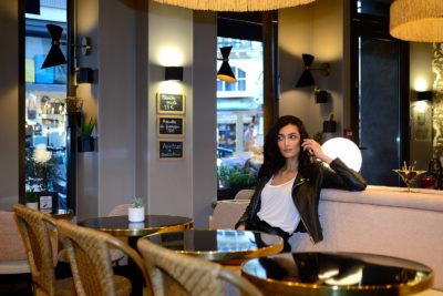 Sabrina en debardeur blanc et perfecto noir photographiée à l'hôtel Eugène en Ville par le photographe de boudoir - Paris
