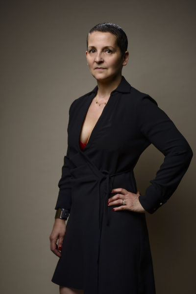 Claire D. en robe noire photographiée en studio par le photographe de boudoir - Paris